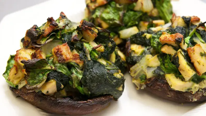 Zapékané brambory s houbami, špenátem a rajčaty