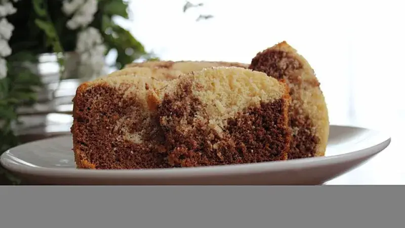 Tvarohová bábovka s ořechy, rumem a pudinkem