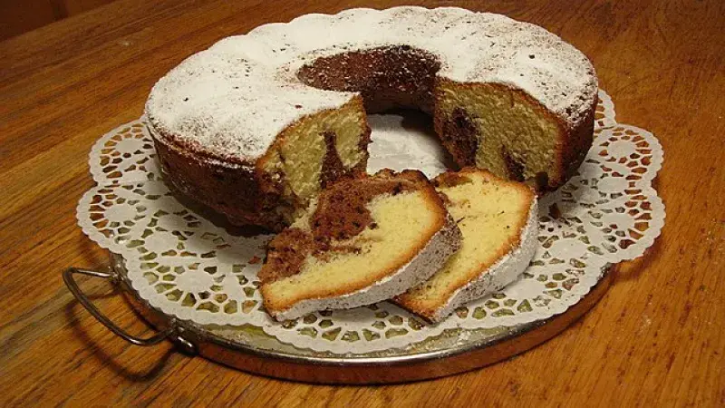 Bábovka z karibiku s rumem, banány a kokosem