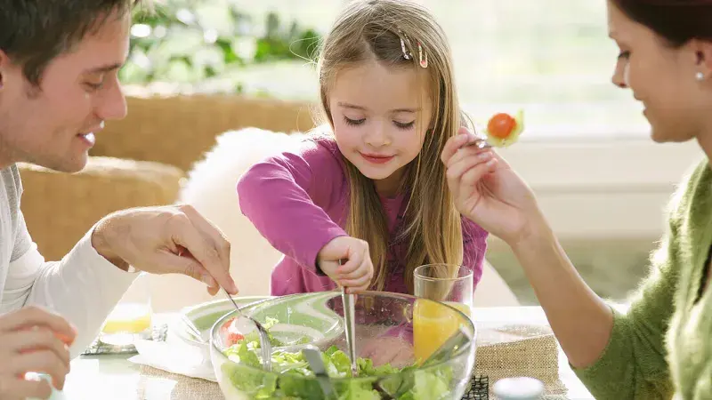 Salátová mísa na stole