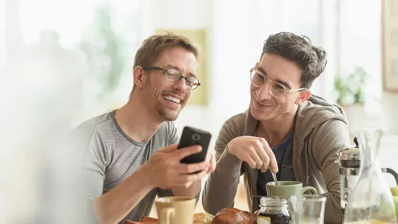 Čtení z mobilu z snídaně