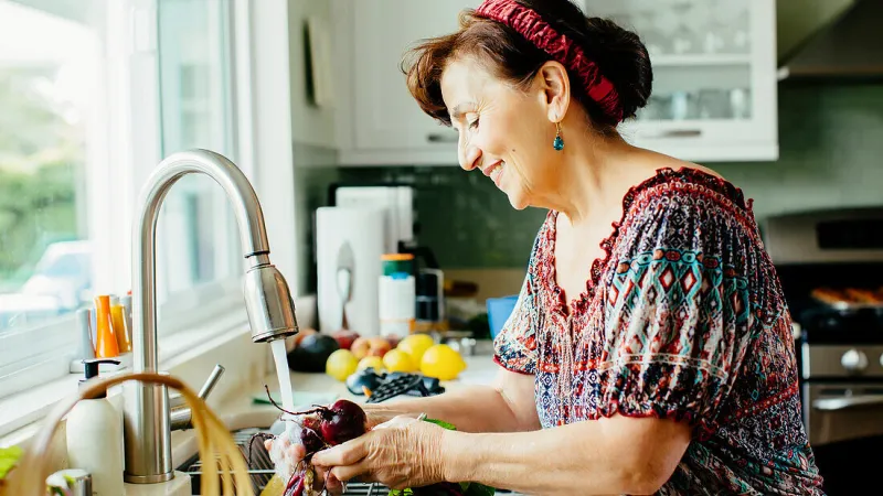 Babička omývá zeleninu