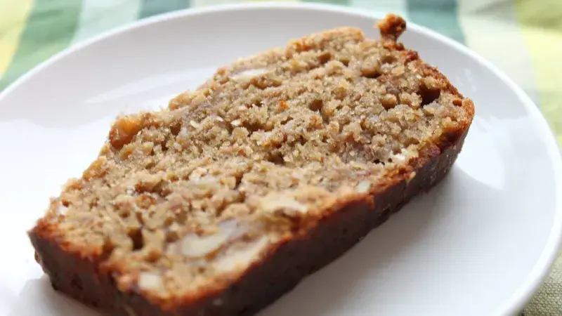 Hrnkový cuketový koláč s lískovými oříšky