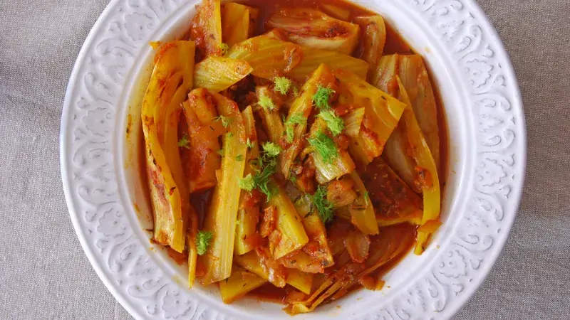 Fenykl s rajčaty a bílým vínem