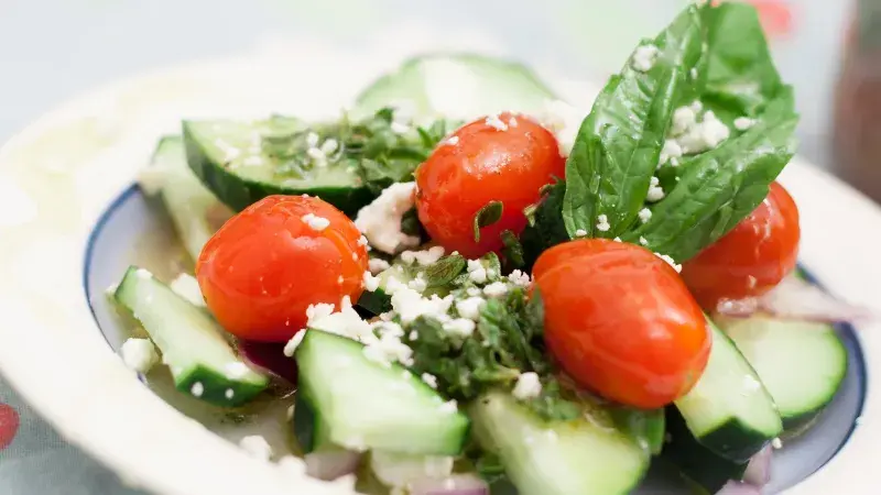 salát - okurky, rajčata, bazalka, sýr
