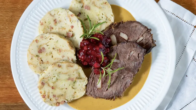 Svíčková na smetaně s Pálffyho knedlíkem