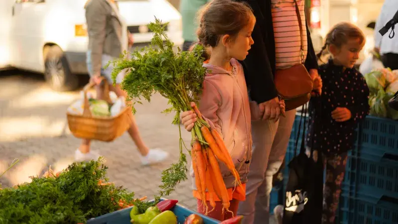 Na farmářských trzích se prodává čerstvá lokální zelenina 