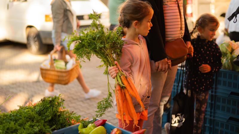 Na farmářských trzích se prodává čerstvá lokální zelenina 