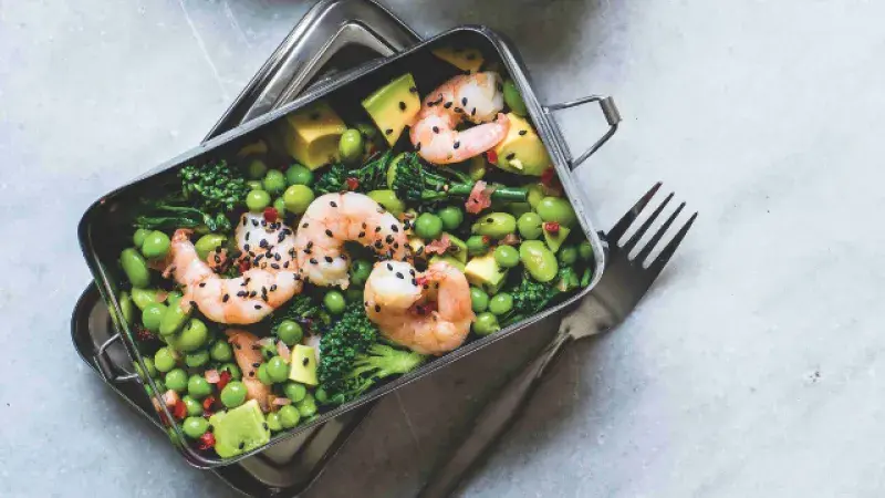 Asijská krabička s krevetami a avokádem