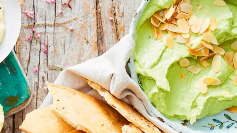 Avokádový dip s chlebovou plackou