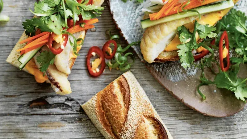 Bánh mì s treskou, nakládanou zeleninou a pikantní majonézou