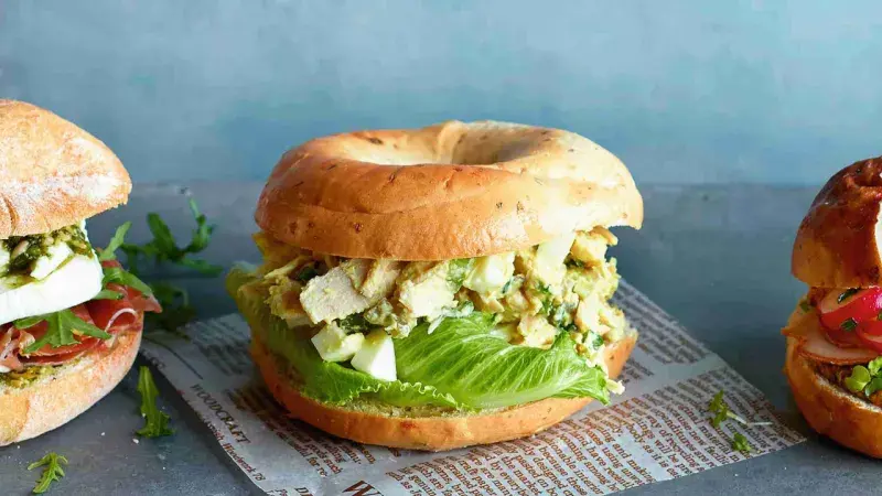 Bagel s kuřecím salátem