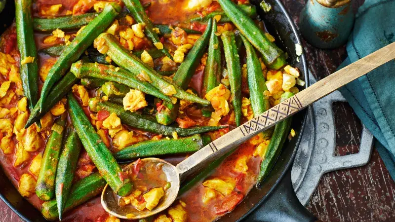 Bamia (dušená okra s rajčaty a kuřecím masem)