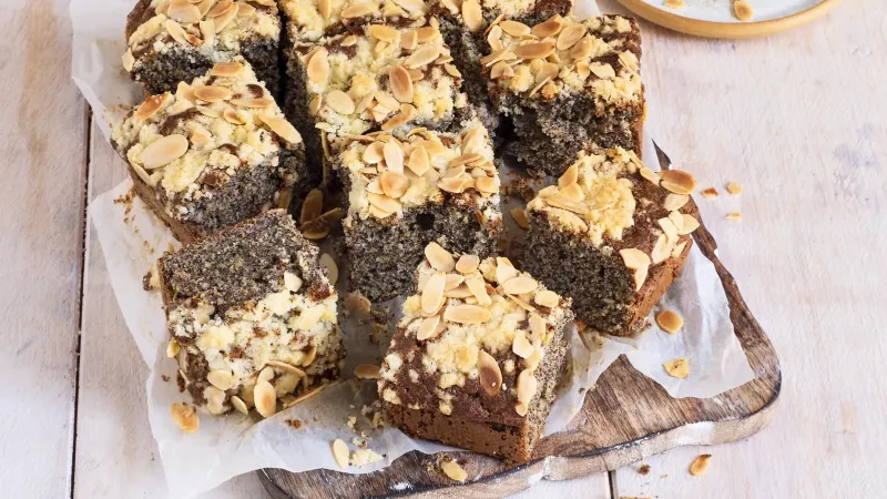 Banánový makovec s drobenkou a mandlemi