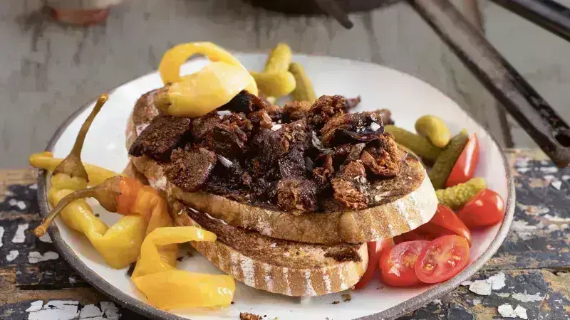 Bedlové škvarky v sádle s chlebem a nakládanou zeleninou