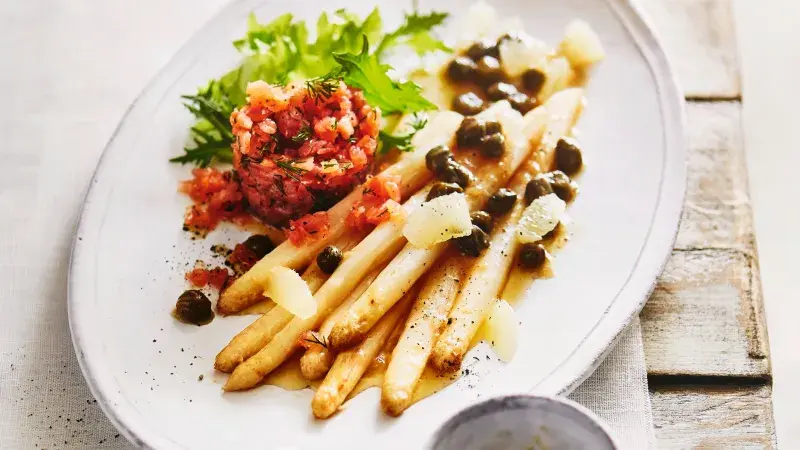 Bílý chřest s lososovým tatarákem a kaparovým máslem