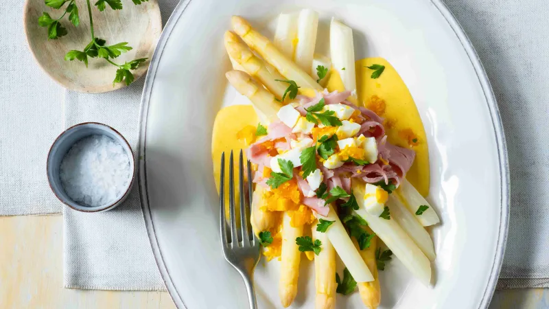 Bílý chřest s holandskou omáčkou, šunkou a vejcem