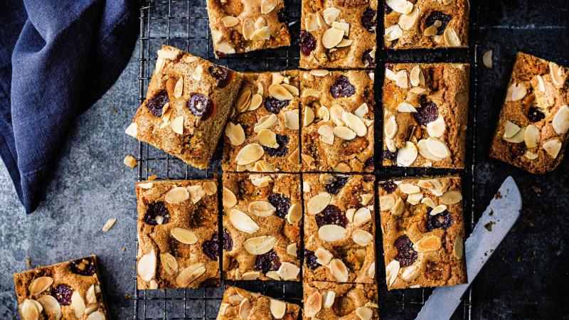 Blondies s třešněmi a mandlemi