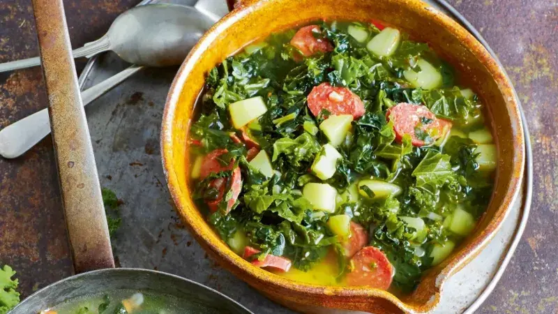 Bramborová polévka s kadeřávkem a chorizem