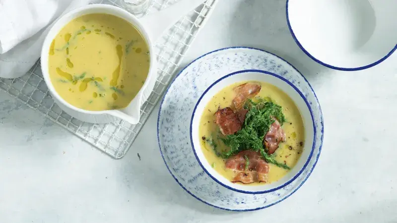 Bramborová polévka s kapustou a slaninou