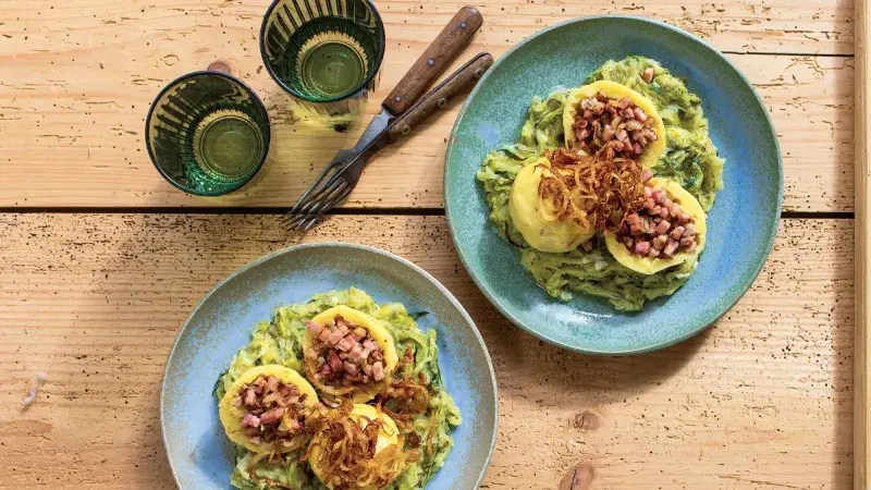 Bramborové knedlíky s uzeným masem a cuketovým zelím