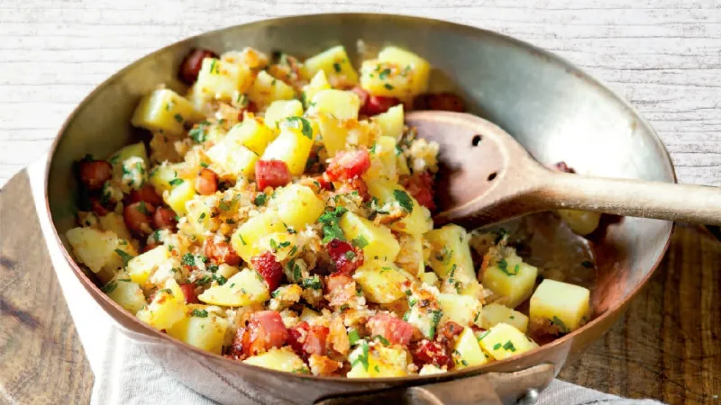 Bramborové kostky se slaninou a šunkou