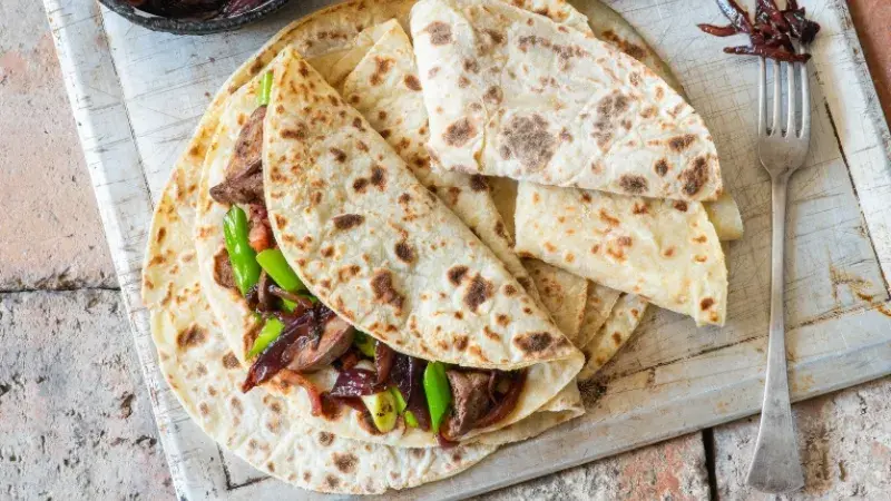 Bramborové lokše s játry a cibulkou