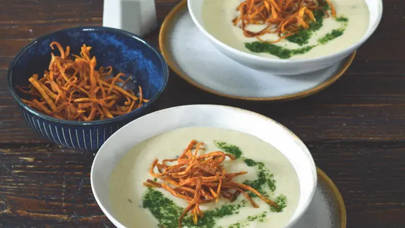 Bramborový krém s batátovou slámou