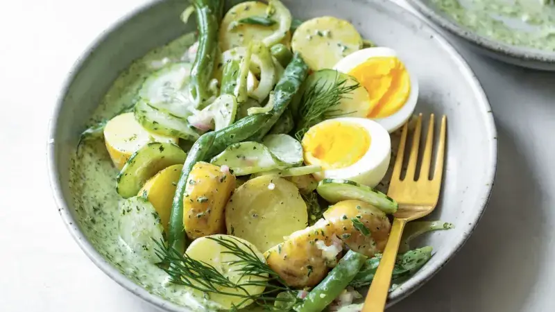 Bramborový salát s vejcem, okurkou a fazolkami