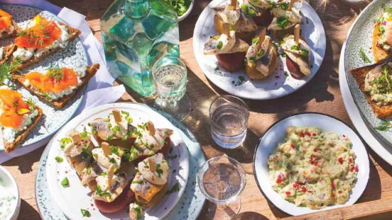 Bramborové jednohubky s nakládaným sleděm