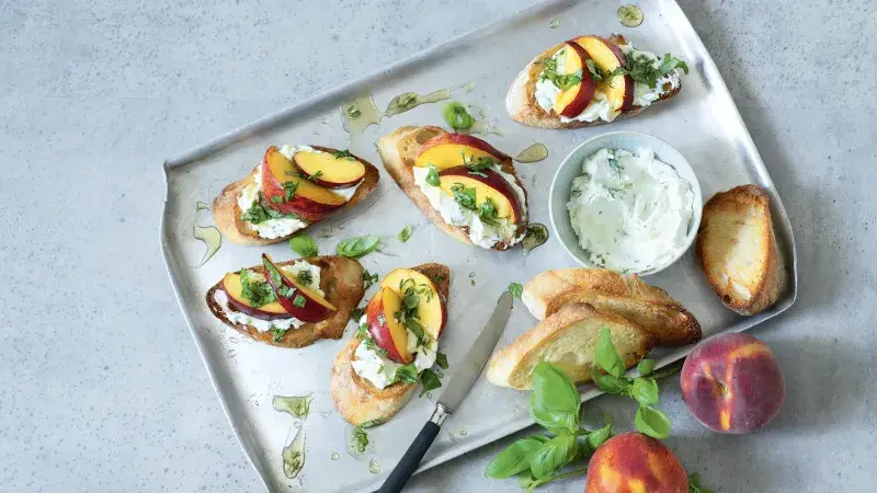 Bruschetta s marinovanými broskvemi