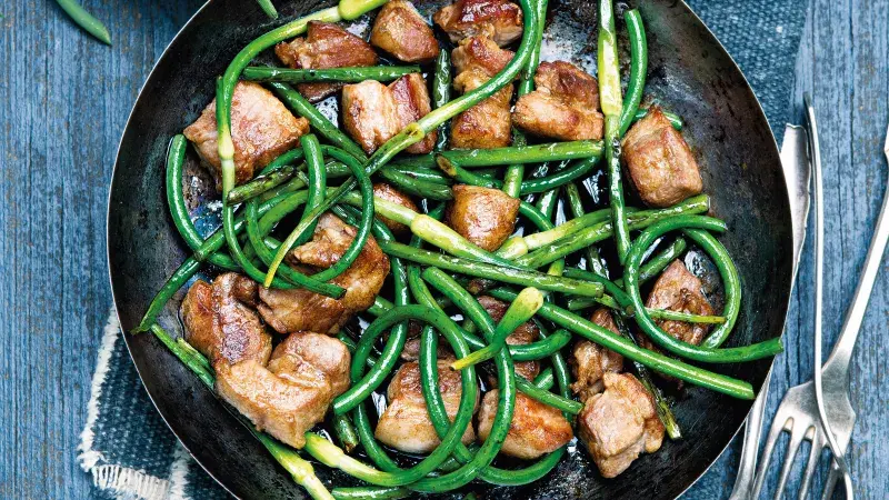 Bůčková pánev v čínském stylu s česnekovými výhonky