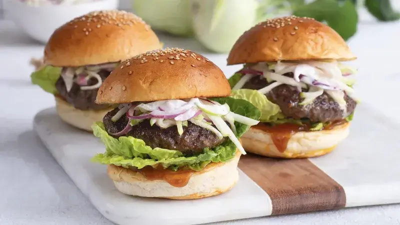Burgery s kedlubnovým coleslawem