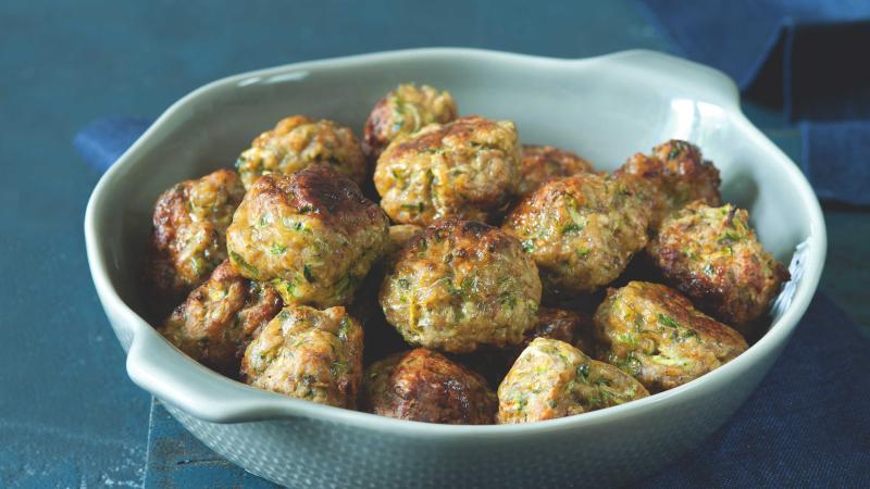 Burgery z krůtího masa a cukety s jarní cibulkou a římským kmínem