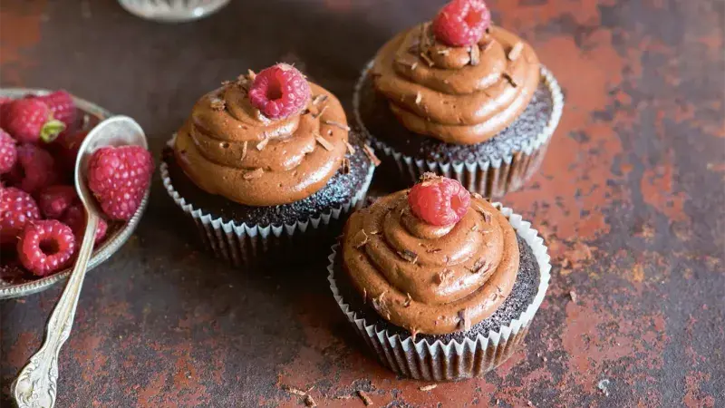 Čokoládové cupcaky s čokoládovým krémem a malinami