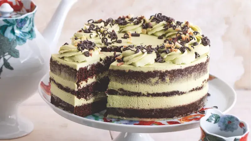 Čokoládový dort s krémem z bílé čokolády a zeleného čaje matcha