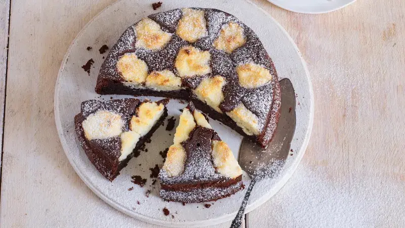 Čokoládový koláč s kokosovými kuličkami