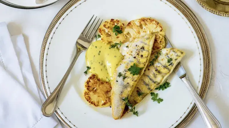 Candát s květákem a holandskou omáčkou