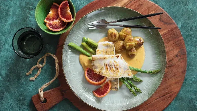 Candát s maltézskou omáčkou, zeleným chřestem a novými brambory