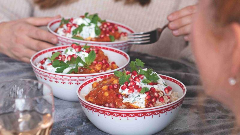 Chana masala (cizrnové kari) s granátovou raitou