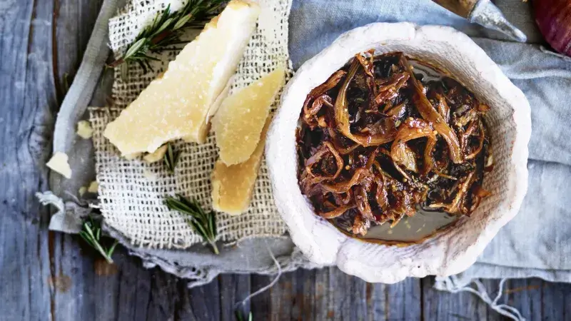 Cibulový džem s rozmarýnem a fenyklem