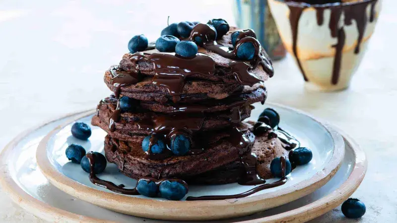 Čokoládovo-banánové lívance s borůvkami