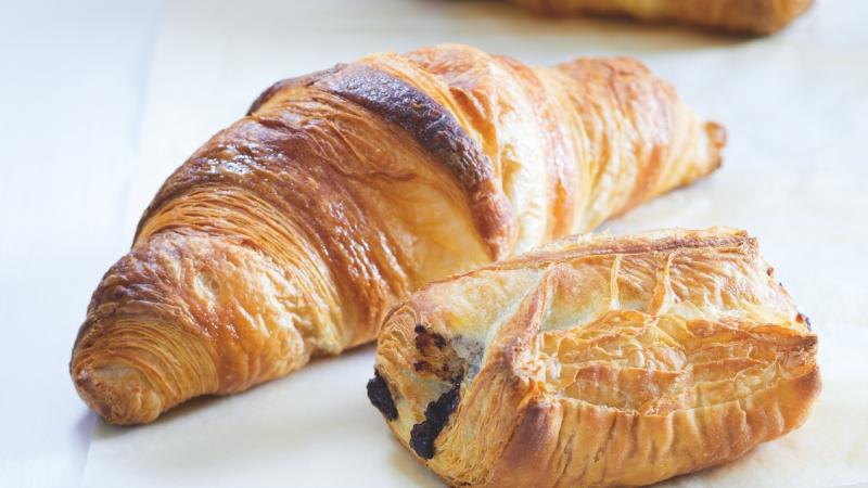 Máslové croissanty a čokoládové rolky
