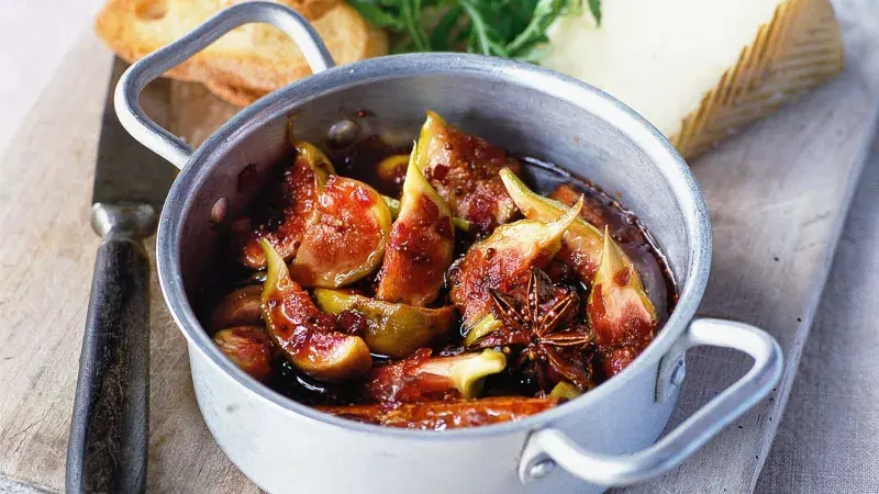 Crostini s rychlým fíkovým čatní a sýrem Manchego