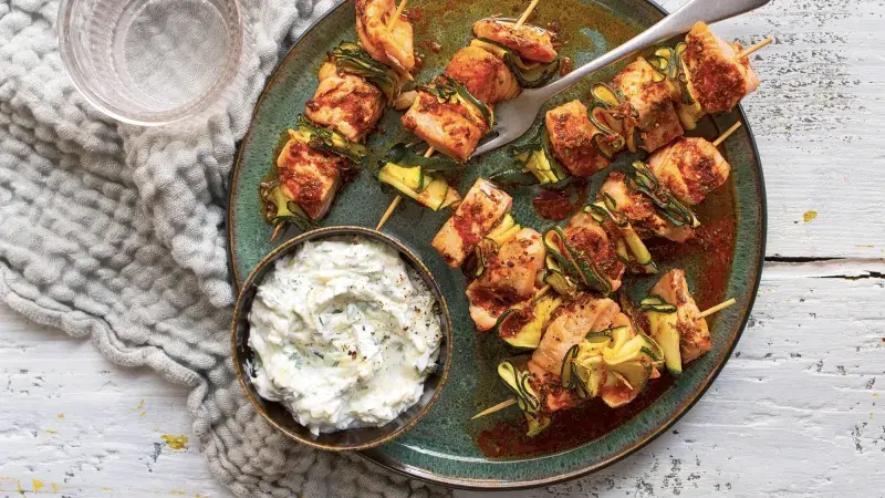 Cuketové špízy s lososem a cuketovým tzatziki