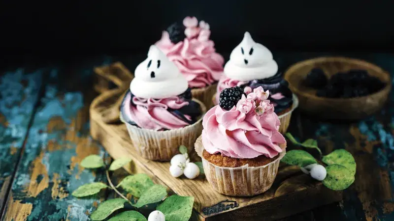 Cupcaky s ostružinami a pusinkovými ‚duchy‘