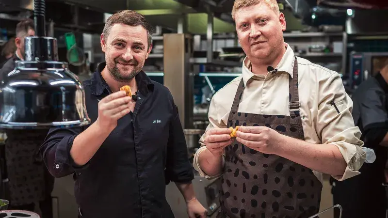 šéfkuchař restaurace Brambory Lukáš Soukup a jeho kolega Jiří Štift 