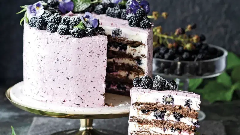 Dort s vanilkovým krémem a ostružinami