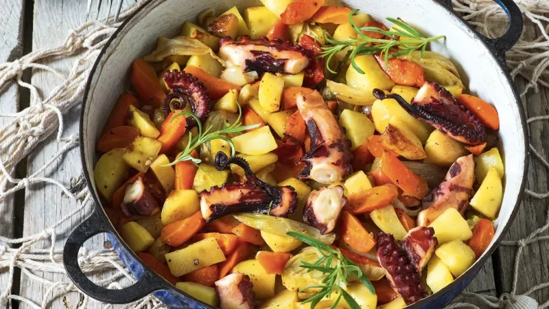 Dušená chobotnice s bramborami a zeleninou