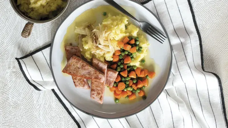 Dušená mrkev s hráškem, šťouchanými bramborami a šunkou
